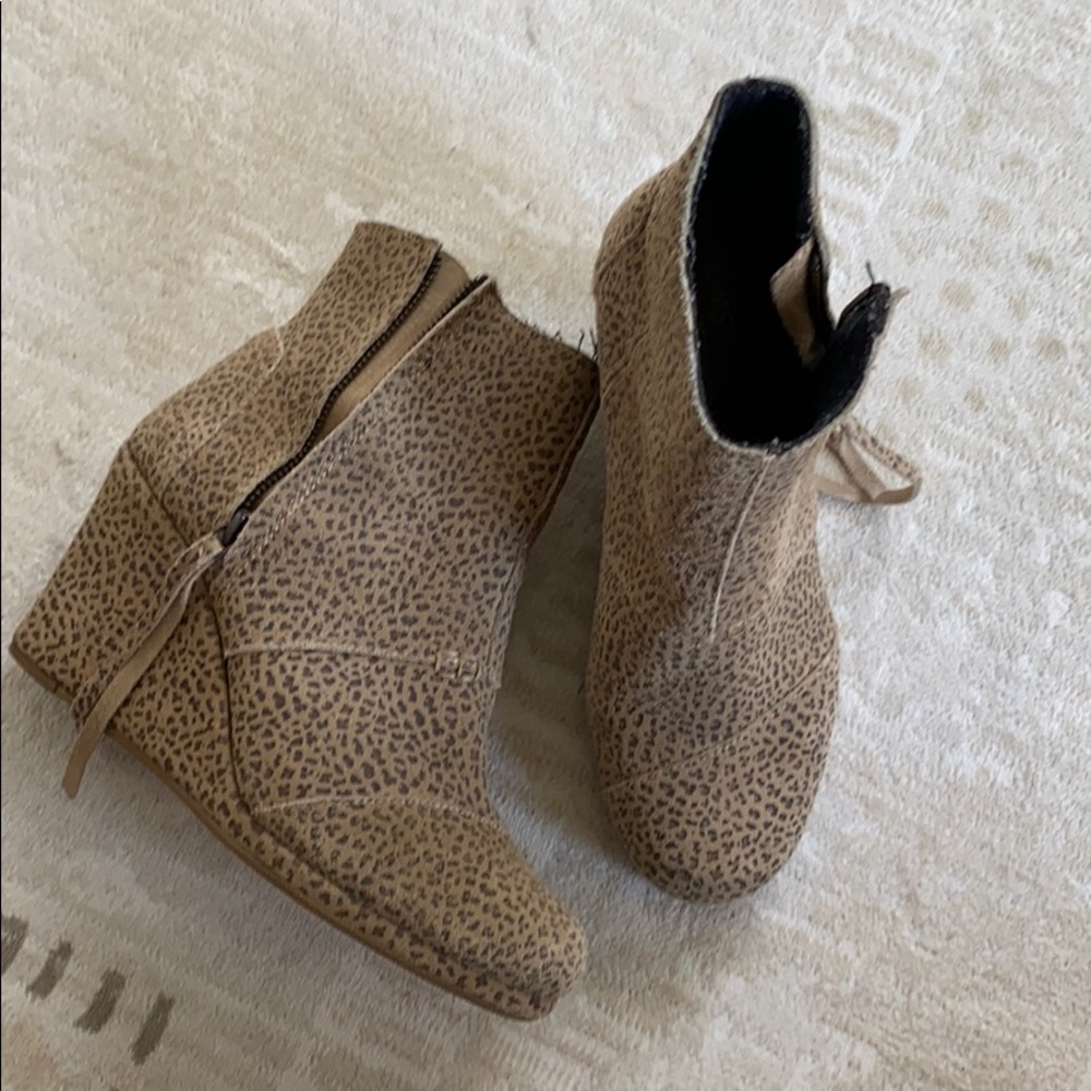 Toms leopard wedge bootie